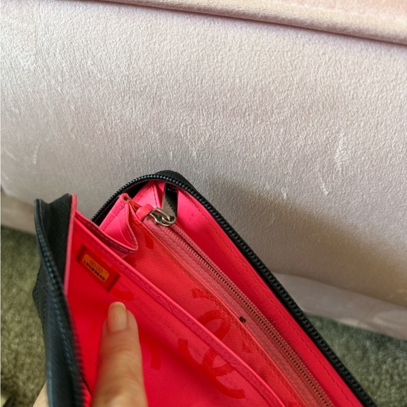 💯 Auth CHANEL CAMBON Black Quilted Zip-Around Wallet with Hot Pink Interior - Picture 10 of 16